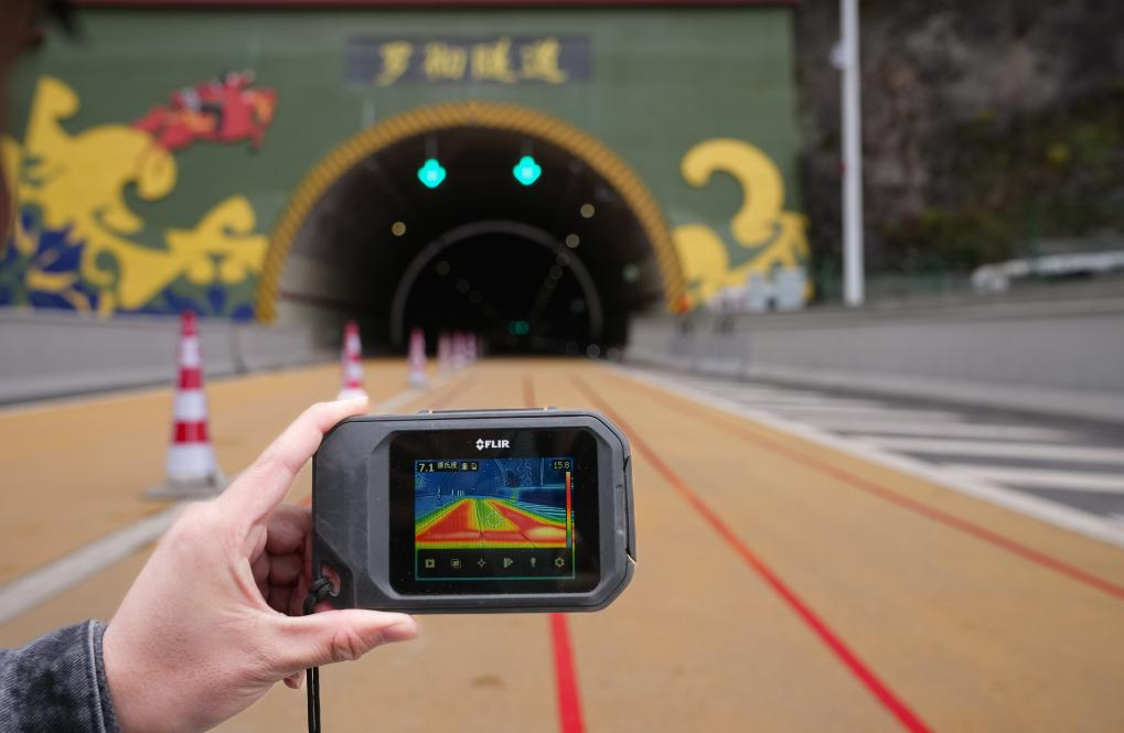 高速公路铺“地暖”，是不是“乱花钱”要算长远账